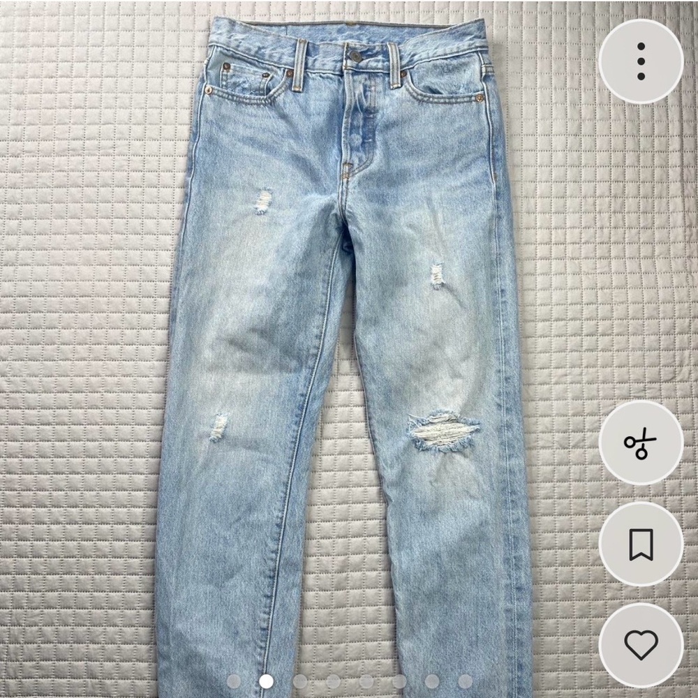 Levi's Wedgie light wash distressed jeans 25